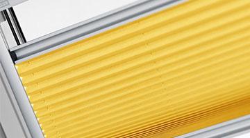 Dachfensterplissees in gelb und Schienen