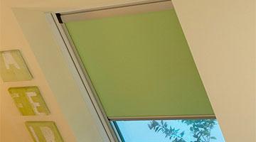 Fakro Rollo grün mit silbernen Schienen