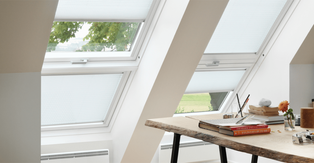 Sonnenschutzlösungen mit vier Dachfensterplissees