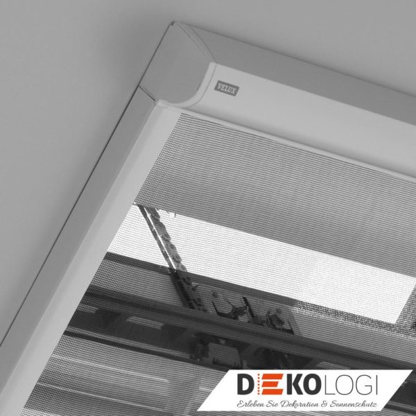 Velux Mückenschutz mit weißen Rahmen