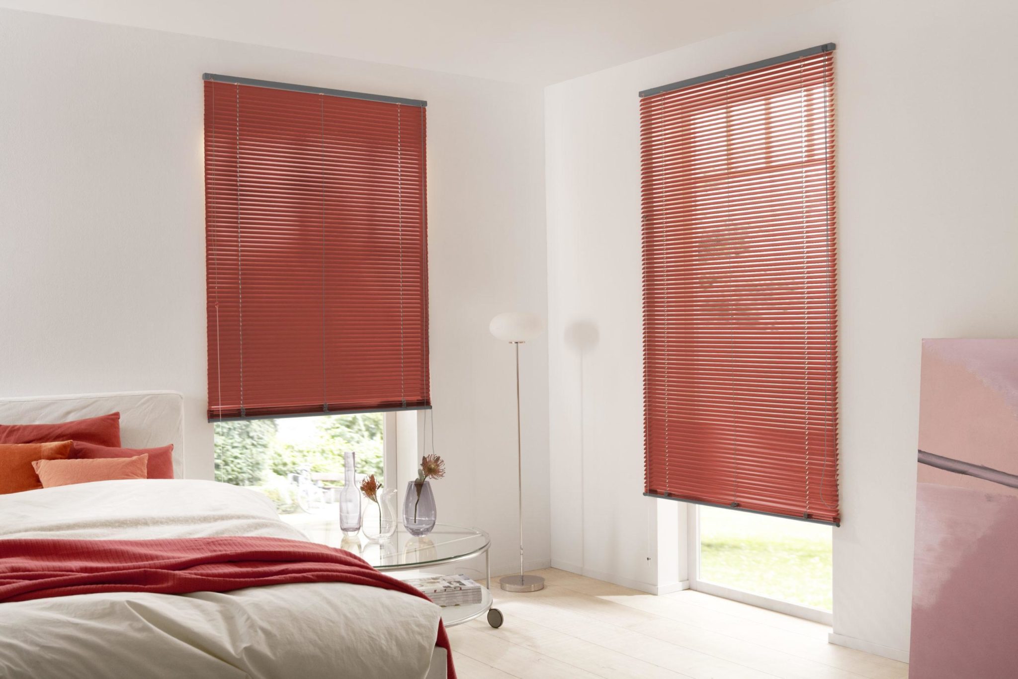 Zwei Rote Aluminium Jalousie Maßanfertigung