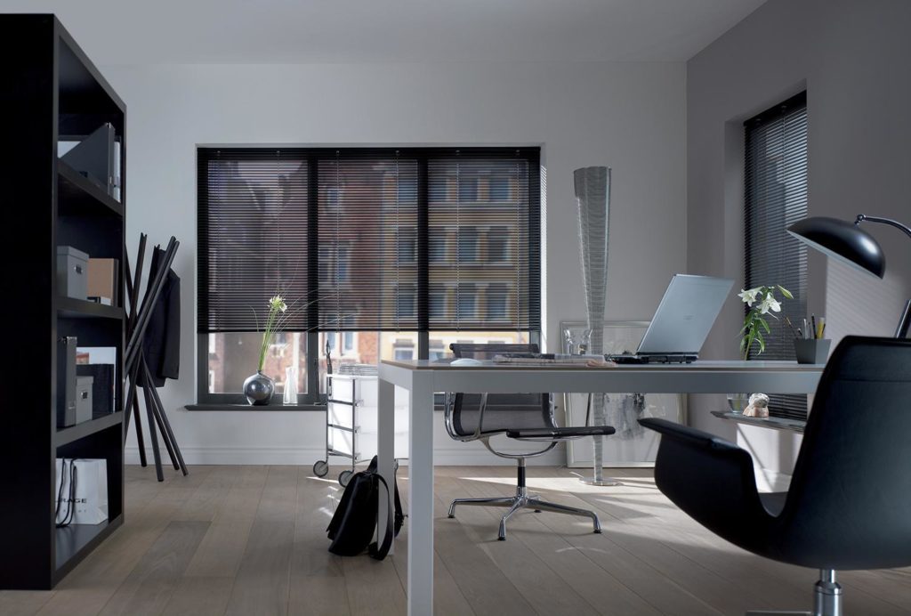 Büro Raum mit Jalousie in schwarz