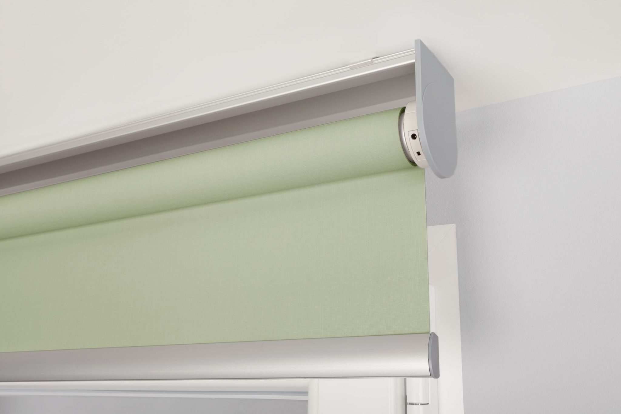 Batterie Rollo in grün an der Wand