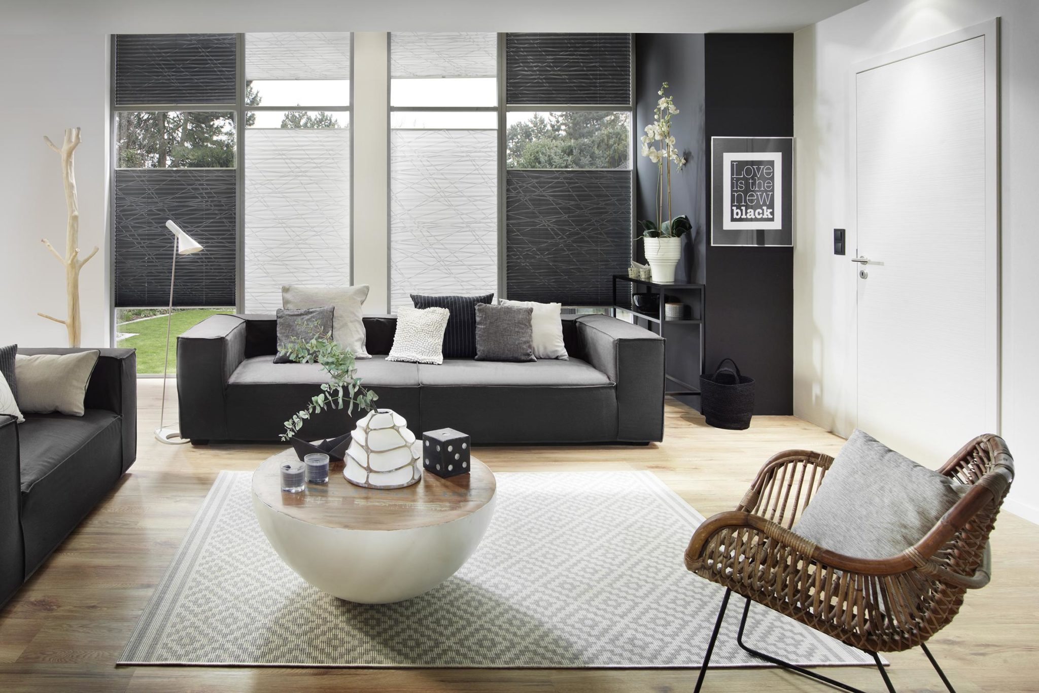 Design Plissees grau und weiß Wohnzimmer