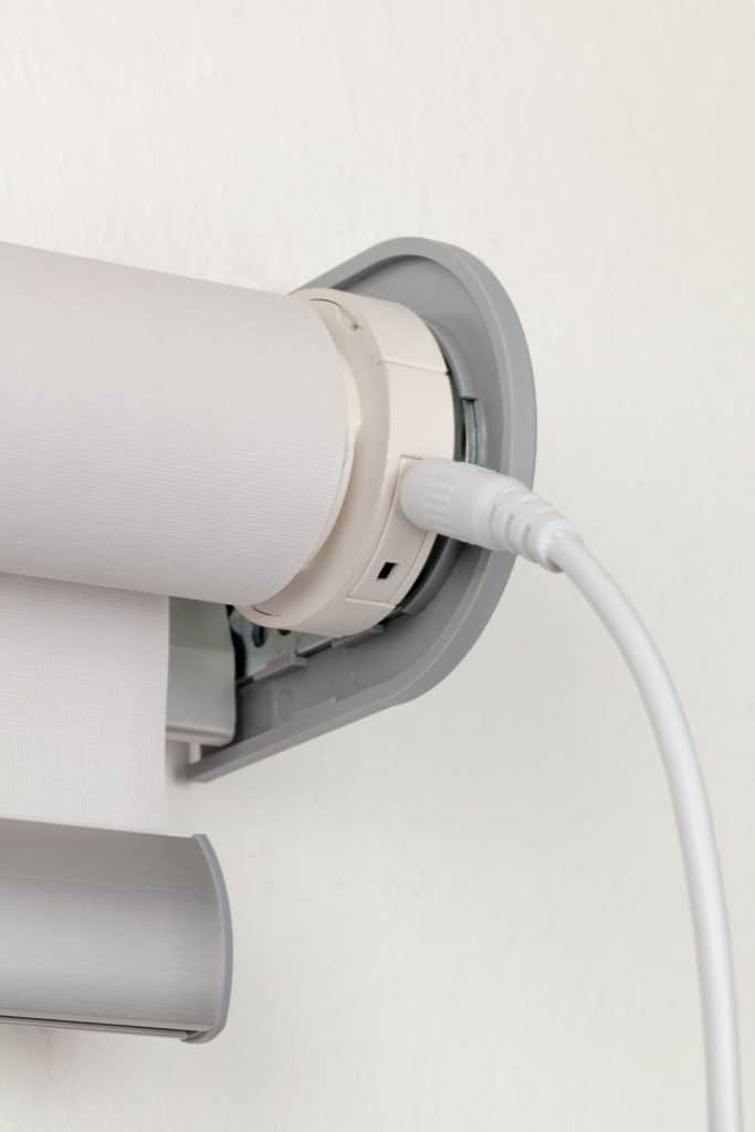 Anschluss Ladevorgang am elektrischen Rollo in weiß