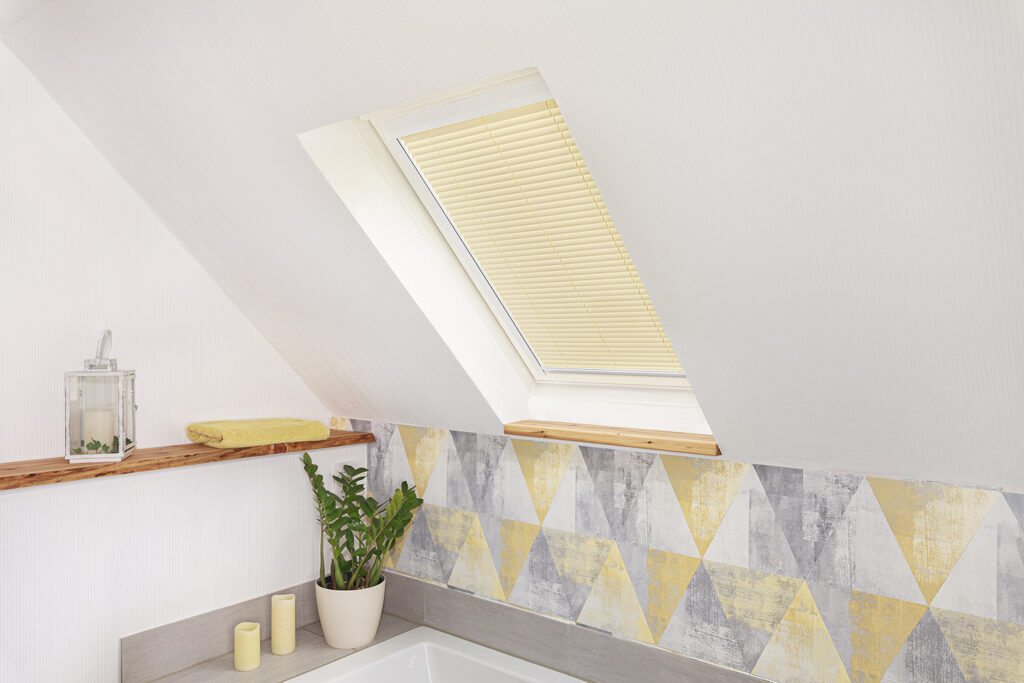 Dachfenster Jalousie in creme Badezimmer