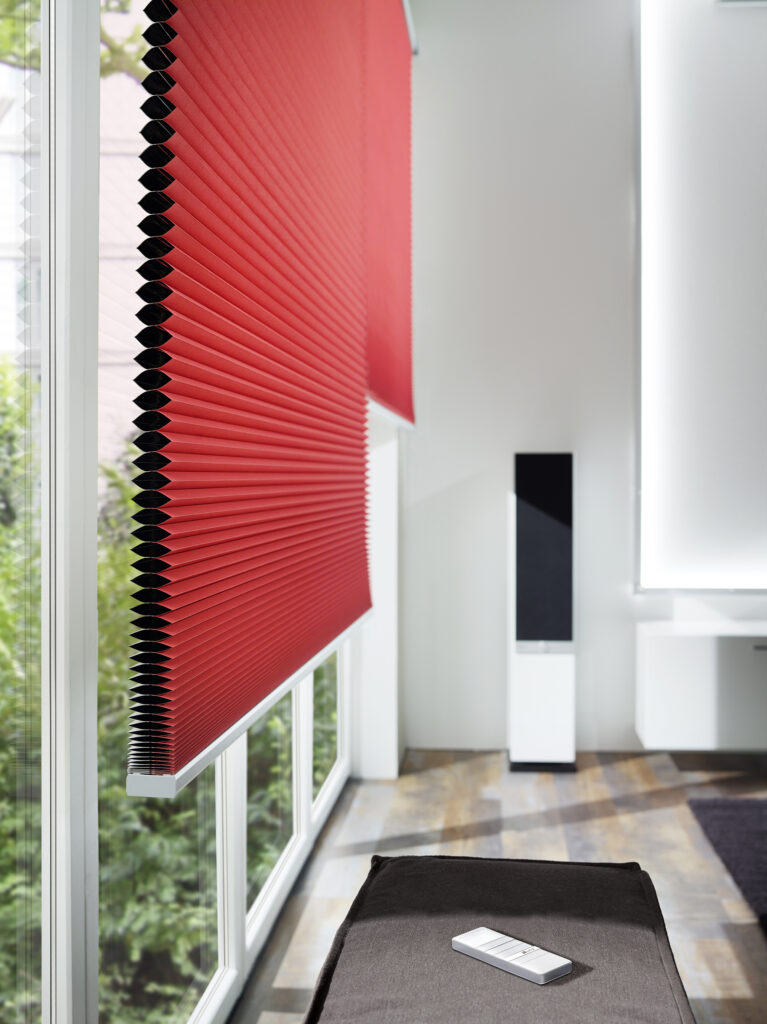 Wabenplissee freihängend in Hamburg in rot