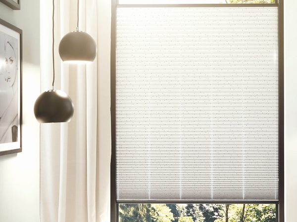Aktions-Plissee nach Maß am Wohnzimmerfenster