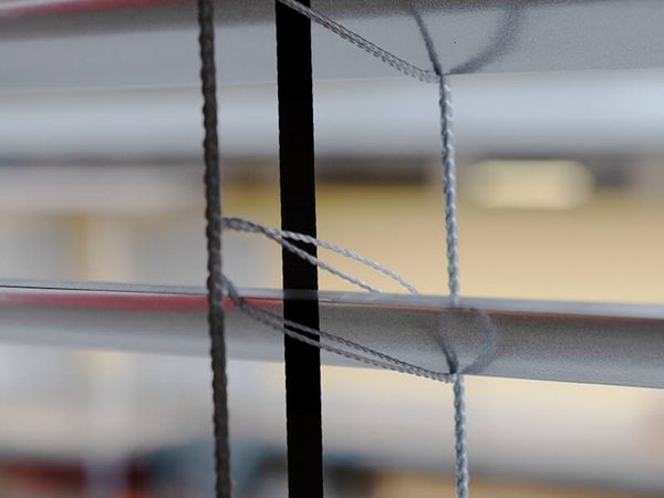 Außenjalousie mit Seilführung am Fenster