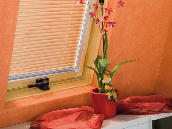 Dachfenster-Jalousie an einem Holzfenster