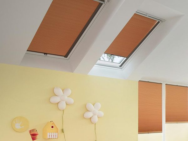 Dachfenster-Plissees in Orange an zwei Dachfenstern