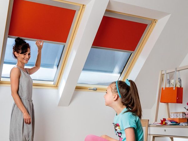 Fakro Verdunkelungsrollos ARF in Rot im Kinderzimmer
