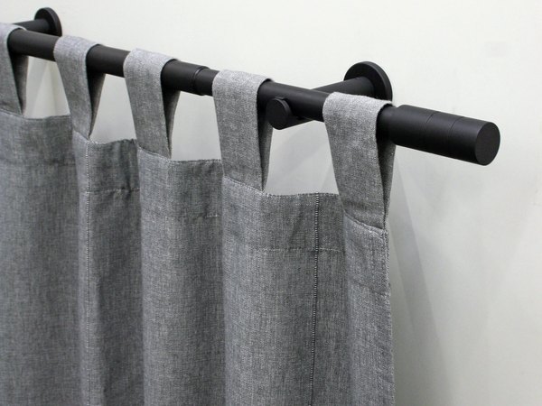 Montierte Gardinenstange Zylinder mit Schlaufenschal