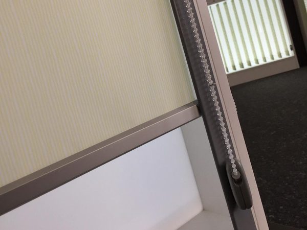 Glasleistenrollo nach Maß am Fensterflügel