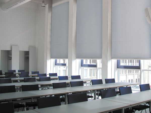 Kettenzugrollos nach Maß im Büro