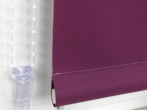 Seitenzugrollo mit Kettenzug an der Wand