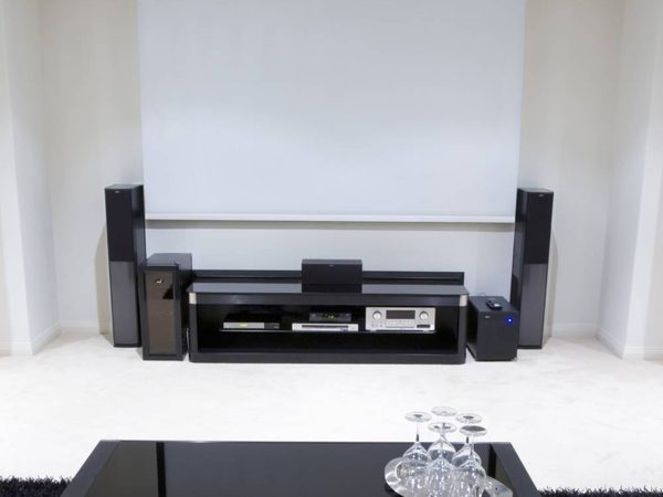 Leinwand-Rollo mit Kassette im Wohnzimmer