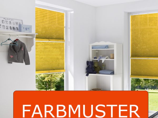 Stoffmuster für Plissees am Fenster vergleichen