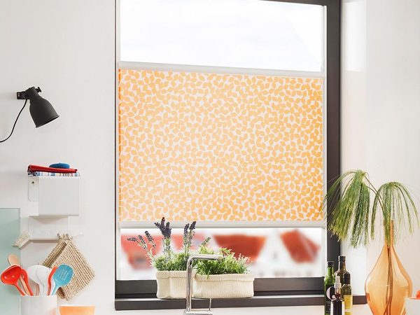 Nanorollo nach Maß am Küchenfenster