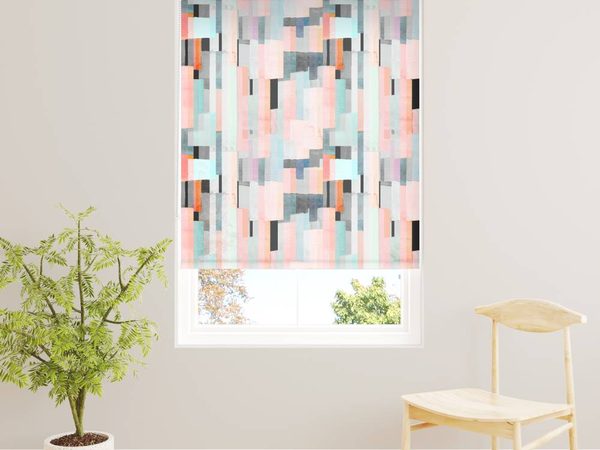 Seitenzugrollo Medium mit gemustertem Stoff am Fenster