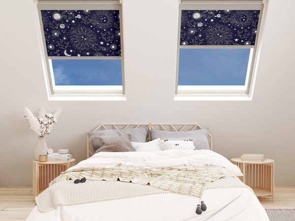 Premium-Rollos mit Sternenmuster an zwei Dachfenstern im Schlafzimmer