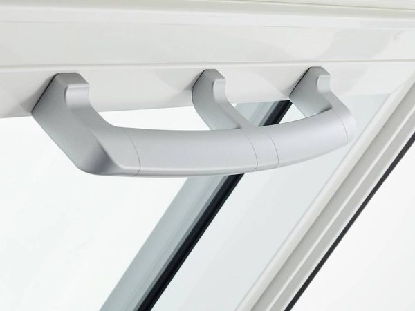 Roto Griff RotoQ in Grau an einem RotoQ Dachfenster