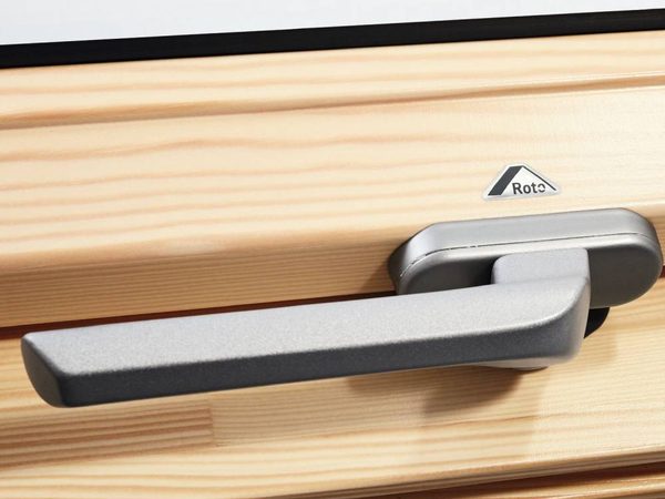 Roto Fenstergriff R4 / R7 in Weiß-Aluminium an einem Holzfenster