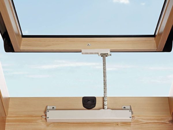 Roto Designo Motorantrieb 24 V an einem R6 Holzfenster
