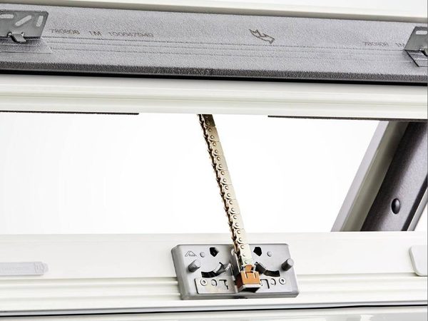 Roto RotoQ Nachrüst-Set am geöffneten Dachfenster