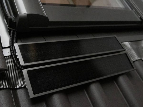 Zwei Solarmodule am Roto Dachfenster