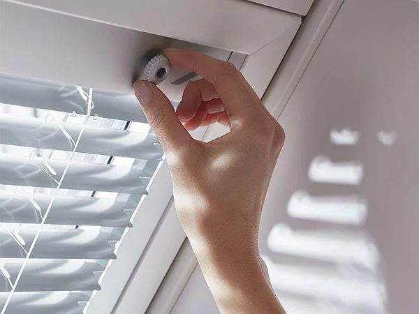 Lamellen der Roto Jalousie mit dem Drehknopf wenden