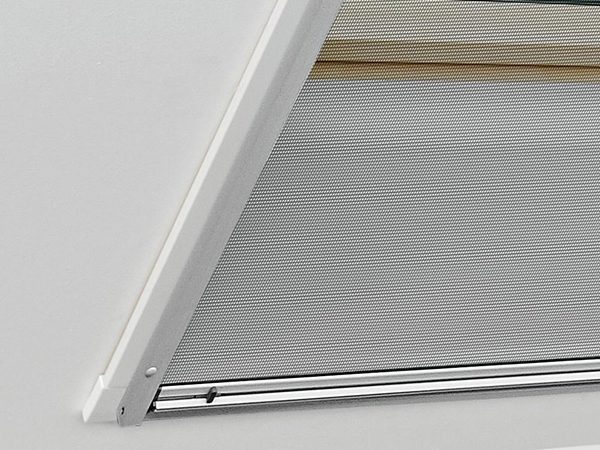 Roto Insektenschutzrollo mit grauem Netz am Dachfenster