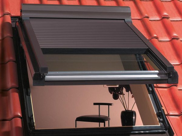 Roto Rollladen ZRO am geöffneten Dachfenster