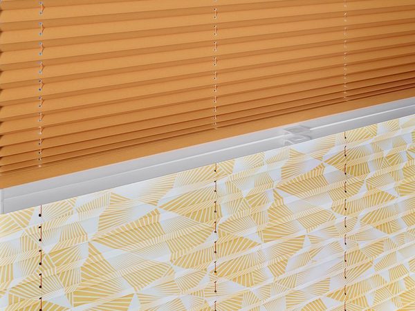 Plissee mit zwei Stoffen am Fenster