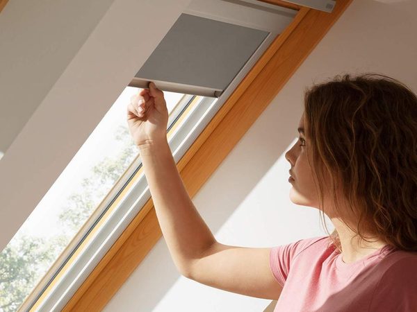 VELUX Verdunkelungsrollo DBL an einem Holz-Dachfenster