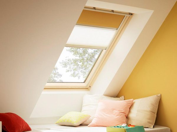 VELUX Vorteils-Set mit gelbem Rollo und weißem Faltstore