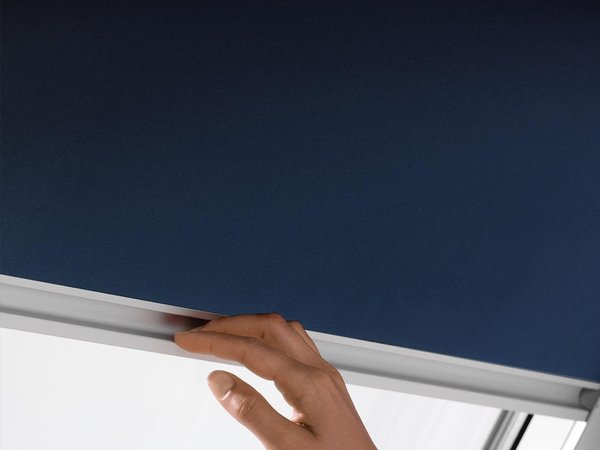 Bedienung des VELUX Verdunkelungsrollos an der Griffleiste