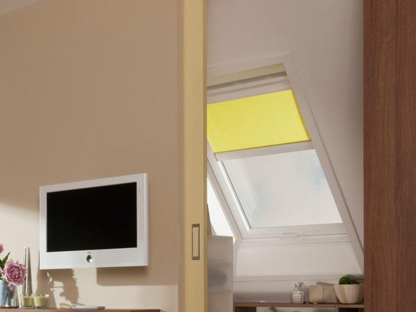 VELUX Elektro-Verdunkelungsrollo DML im Wohnraum