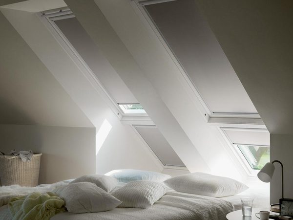 VELUX Solar-Verdunkelungsrollos im Schlafzimmer unter dem Dach