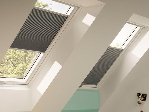 VELUX Faltstores DuoLine FHC an zwei Dachfenstern