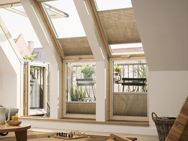 VELUX Faltstores FHL an Dachfenstern im Wohnraum