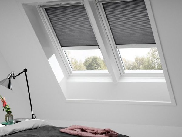 VELUX Elektro-Wabenplissee FMC im Schlafzimmer unter dem Dach