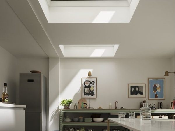 Velux Flachdach Plissee FMG in einer Küche mit Flachdach-Fenstern
