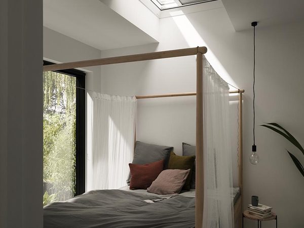Velux Flachdach Wabenplissee FMK im Schlafzimmer