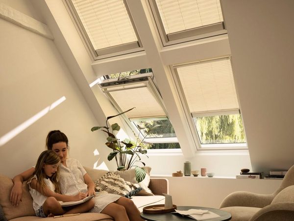 VELUX Elektro-Faltstores FML im Wohnraum unter dem Dach
