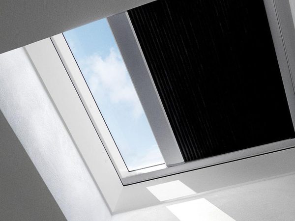 VELUX Solar-Wabenplissee FSC in Schwarz am Dachfenster