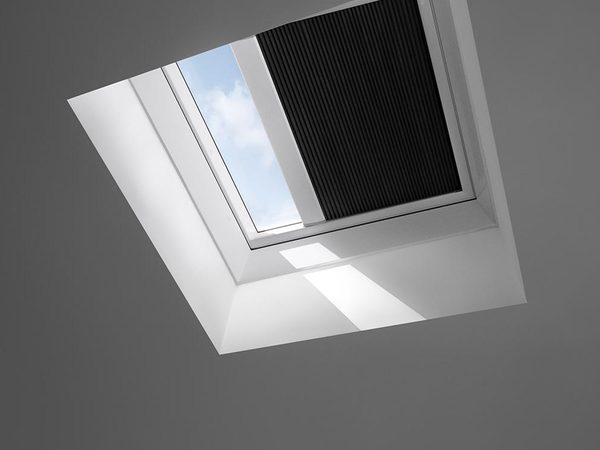 Velux Flachdach Plissee FSK in Graphit am Flachdach-Fenster