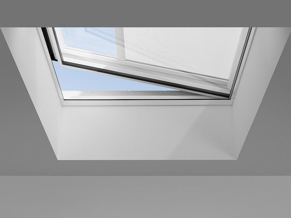 VELUX Flachdach Solar-Markise MSU unter dem Flachdachfenster