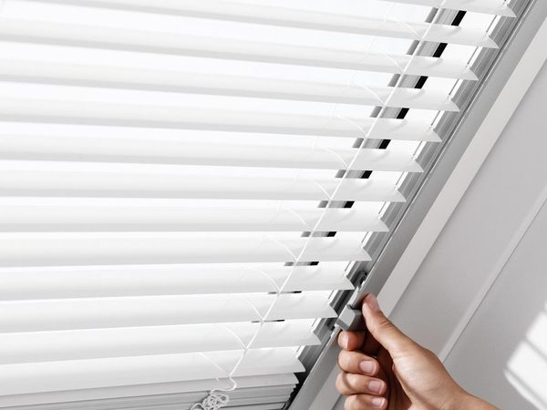 Bedienung der VELUX Jalousie an der Griffleiste