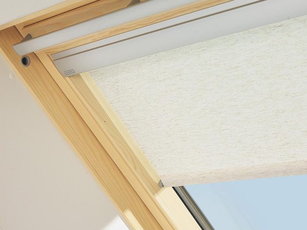 VELUX Sichtschutzrollo RHL an einem Holz-Dachfenster